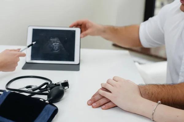 Detailní Záběr Ultrazvuku Dítěte Tabletu Během Konzultace Lékařem Medicína — Stock fotografie