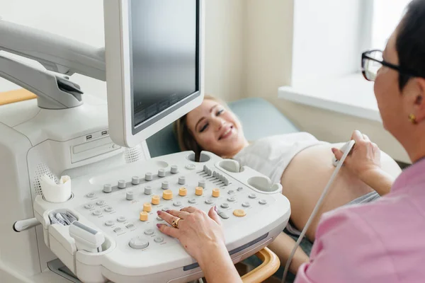 Gravid Flicka Får Ett Ultraljud Buken Kliniken Läkarundersökning — Stockfoto