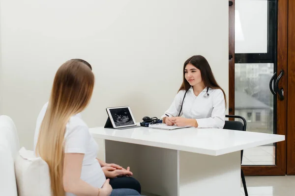 Ett Ungt Par Väntar Att Ett Barn Ska Konsultera Gynekolog — Stockfoto