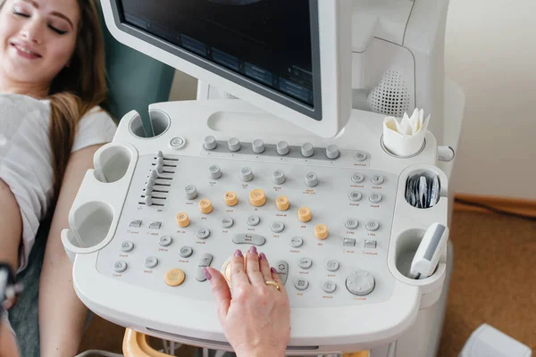 Detailní Ultrazvukové Zařízení Během Lékařské Prohlídky Těhotné Ženy Lékařské Vyšetření — Stock fotografie