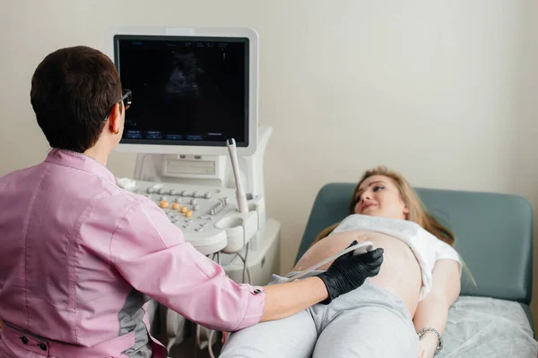 Una Chica Embarazada Recibe Una Ecografía Abdomen Clínica Examen Médico — Foto de Stock