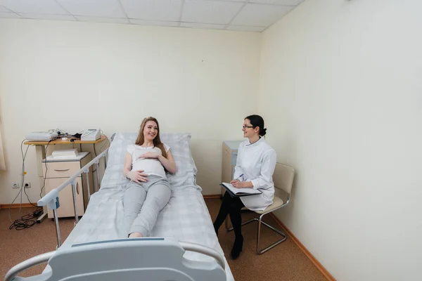 Lékař Radí Slouží Mladé Těhotné Dívce Lékařské Klinice Lékařské Vyšetření — Stock fotografie