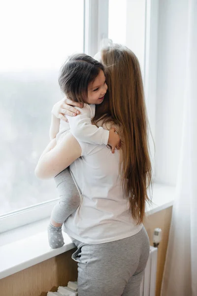 Una Madre Embarazada Está Pie Cerca Ventana Con Hijita —  Fotos de Stock