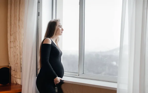 Una Chica Embarazada Está Respirando Aire Fresco Por Ventana — Foto de Stock