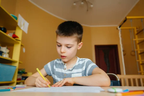 Ένα Παιδί Σχολικής Ηλικίας Κάνει Μαθήματα Στο Σπίτι Κατάρτιση Στο — Φωτογραφία Αρχείου