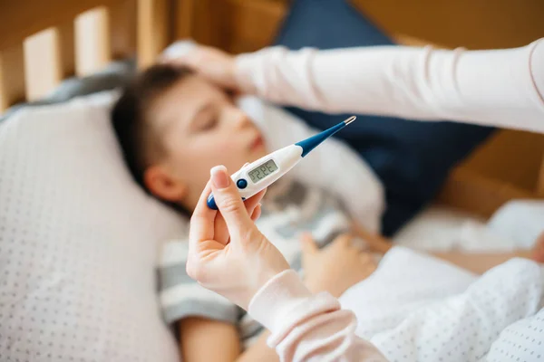 Das Thermometer Schließt Sich Während Der Krankheit Des Kindes Das — Stockfoto