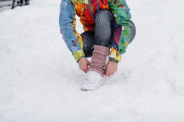 Young Athletic Girl Ties Her Shoes Frosty Snowy Day Fitness — Stock Photo, Image