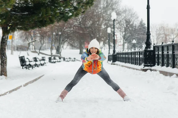 Une Jeune Fille Sportive Fait Sport Par Une Journée Givrée — Photo