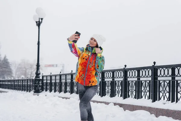 Une Jeune Fille Sportive Prend Selfie Par Une Journée Givrée — Photo