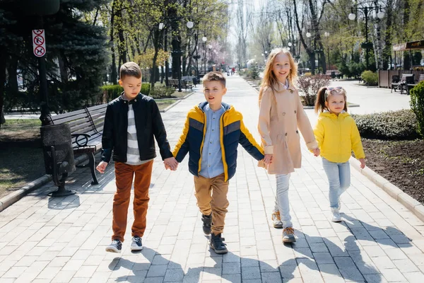 Gruppo Bambini Gioca Insieme Cammina Nel Parco Tenendosi Mano Amici — Foto Stock