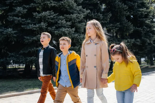 Gruppo Bambini Gioca Insieme Cammina Nel Parco Tenendosi Mano Amici — Foto Stock