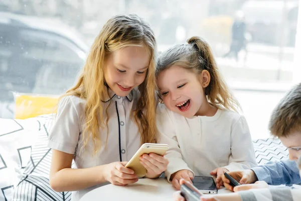 Bambini Siedono Tavolo Caffè Giocano Insieme Telefoni Cellulari Intrattenimento Moderno — Foto Stock