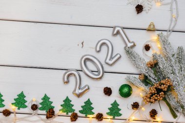 Beyaz Noel arkaplanı şenlikli dekorlar, fenerler, kar taneleri ve Noel ağacı dallarıyla süslenmiş. Noel tebrik kartı. Kış tatili. Mutlu yıllar.