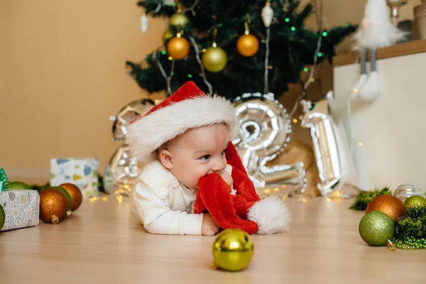 Aranyos Mosolygós Baba Fekszik Egy Ünnepi Karácsonyfa Alatt Ajándékokkal Játszik — Stock Fotó