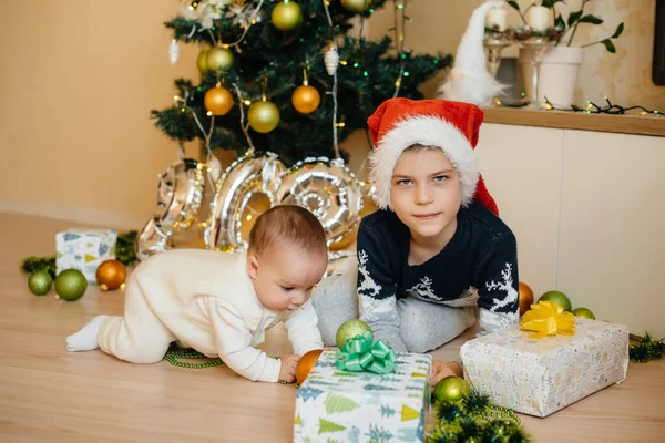 Ein Kleiner Junge Und Sein Bruder Spielen Mit Geschenken Unter — Stockfoto