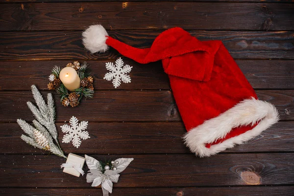 Piękny Świąteczny Wystrój Kapeluszem Świętego Mikołaja Drewnianym Tle — Zdjęcie stockowe
