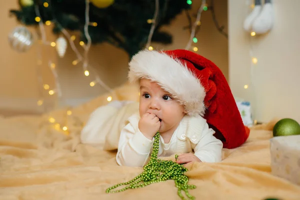 귀엽게 아기가 크리스마스 선물을 가지고 크리스마스와 기념행사 — 스톡 사진