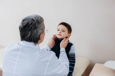 Genç bir çocuk modern bir klinikte deneyimli bir doktor tarafından dinlenir ve tedavi edilir. Bir virüs ve bir salgın.