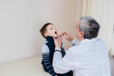 Genç bir çocuk modern bir klinikte deneyimli bir doktor tarafından dinlenir ve tedavi edilir. Bir virüs ve bir salgın.