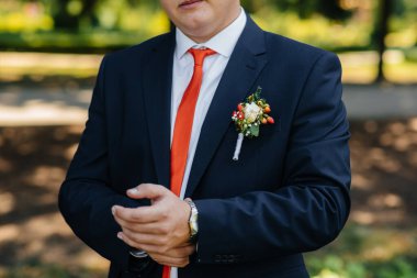 Şık genç adam kol düğmelerinin düğmelerini ilikliyor. Biçim