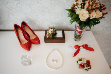 Gelin toplantısı sırasında alyans ve diğer aksesuarlar yakın plan çekilecek. Düğün.