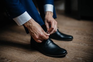 Şık bir adam klasik ayakkabıları yakın plan giyer. Moda.