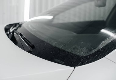 Köpüklü modern yıkama ve beyaz bir arabanın yüksek basınçlı suyu. Araba yıkama