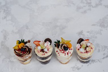 Arka planda çok güzel, lezzetli ıvır zıvırlar var. Tatlı ve tatlı.