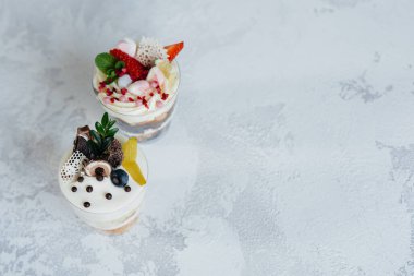 İki güzel ve lezzetli pastanın arka planda yakın plan görüntüsü. Tatlı, sağlıklı yemek.