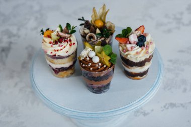 Arka planda çok güzel, lezzetli ıvır zıvırlar var. Tatlı ve tatlı.