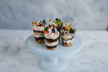 Arka planda çok güzel, lezzetli ıvır zıvırlar var. Tatlı ve tatlı.