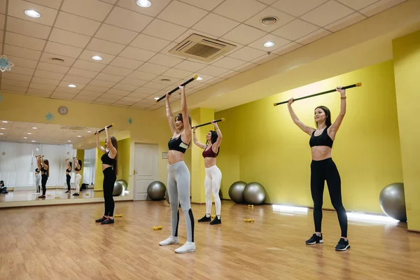 Groupe Jeunes Filles Sportives Effectuent Des Exercices Dans Salle Gym — Photo