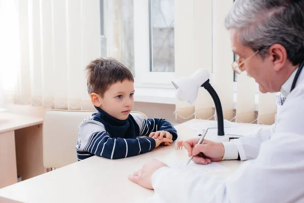 Ein Kleiner Junge Wird Von Einem Erfahrenen Arzt Einer Modernen — Stockfoto