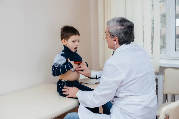 Mladého Chlapce Poslouchá Léčí Zkušený Lékař Moderní Klinice Virus Epidemie — Stock fotografie