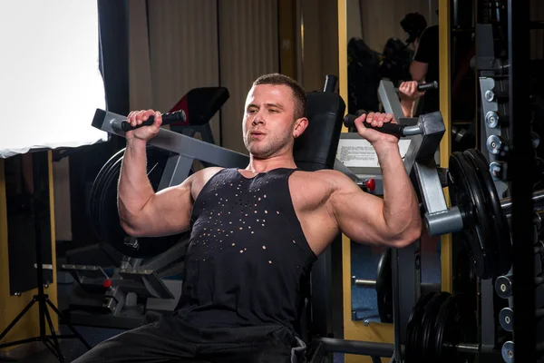 Genç Bir Sporcu Spor Salonunda Fitness Yapıyor Fitness Vücut Geliştirme — Stok fotoğraf