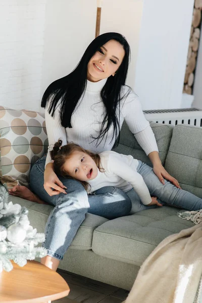 Maman Ses Filles Jouent Dans Chambre Sur Canapé Une Famille — Photo