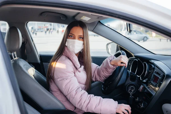 Una Joven Sienta Detrás Del Volante Coche Máscara Durante Pandemia — Foto de Stock