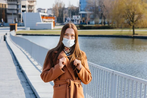 Una Joven Camina Con Una Máscara Durante Pandemia Coronovirus Cuarentena — Foto de Stock