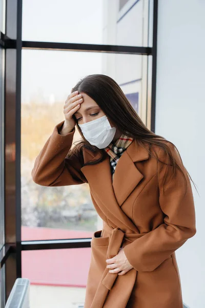 Una Joven Camina Con Una Máscara Durante Pandemia Coronovirus Cuarentena — Foto de Stock