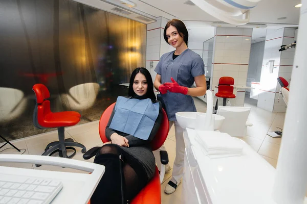 Οδοντίατρος Διενεργεί Εξέταση Και Διαβούλευση Τον Ασθενή Οδοντιατρική — Φωτογραφία Αρχείου