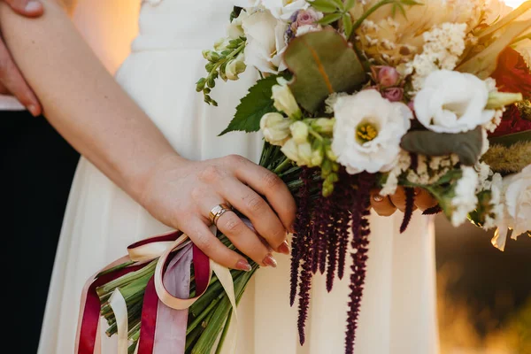 Schöne Und Raffinierte Hochzeitssträuße Nahaufnahme Halten Die Braut Ihren Händen — Stockfoto