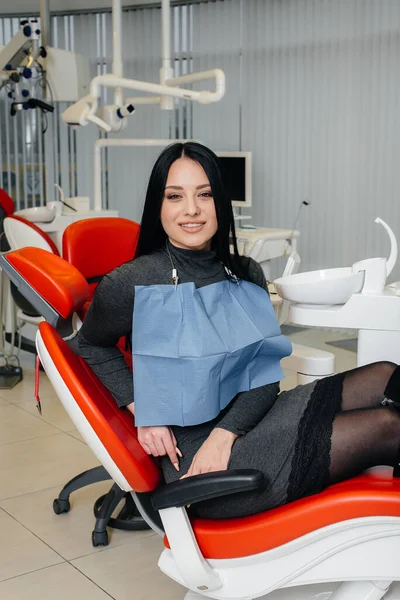 Pacjentka Kliniki Dentystycznej Siedzi Krześle Uśmiecha Się — Zdjęcie stockowe