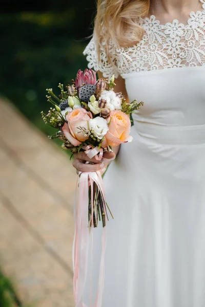 Bellissimo Sofisticato Bouquet Sposa Primo Piano Tiene Sposa Nelle Sue — Foto Stock