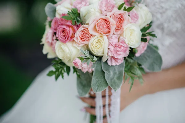 Bellissimo Sofisticato Bouquet Sposa Primo Piano Tiene Sposa Nelle Sue — Foto Stock