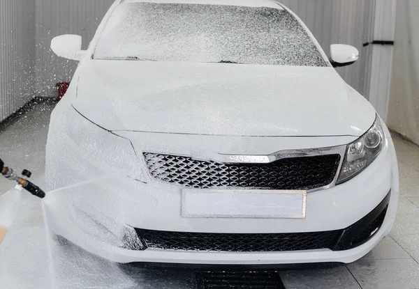 Современная Стирка Пеной Водой Высокого Давления Белого Автомобиля Автомойка — стоковое фото