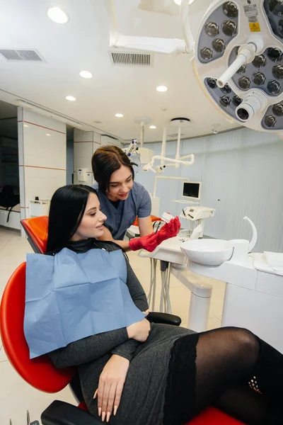 Médico Mostra Molde Mandíbula Paciente Odontologia — Fotografia de Stock