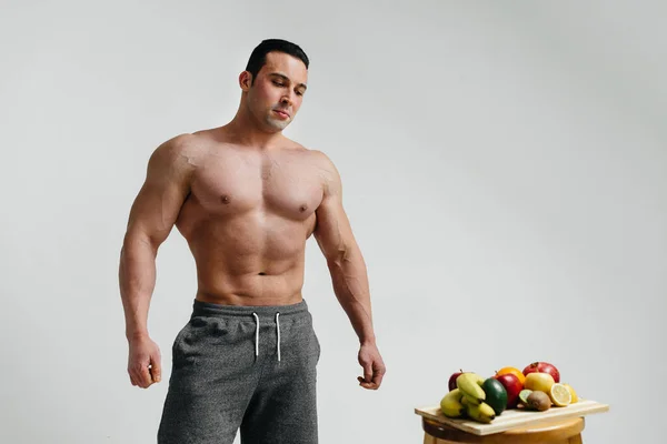 Hombre Vegano Sexy Con Torso Desnudo Posando Estudio Junto Fruta — Foto de Stock