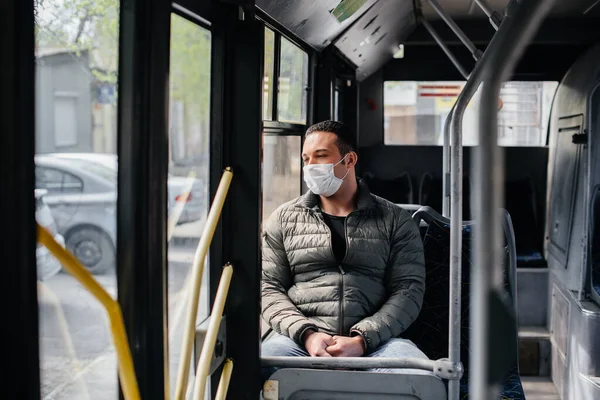 Jovem Mascarado Usa Transporte Público Sozinho Durante Uma Pandemia Protecção — Fotografia de Stock