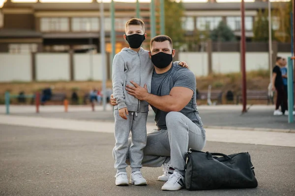 Padre Niño Paran Campo Deportes Con Máscaras Después Del Entrenamiento — Foto de Stock