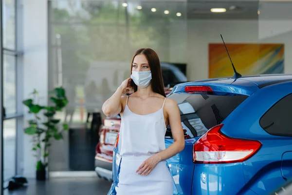 Uma Jovem Menina Bonita Inspeciona Carro Novo Concessionário Carros Uma — Fotografia de Stock